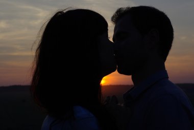 gün batımında öpüşme Sevgililer