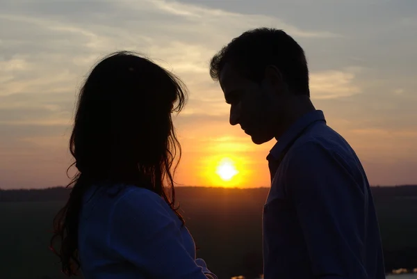 Silhouette sweethearts at sunset — Stock Photo, Image