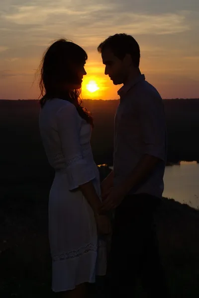 Silhouette sweethearts at sunset — Stock Photo, Image