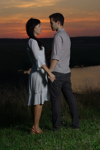 Pareja al atardecer y el lago —  Fotos de Stock