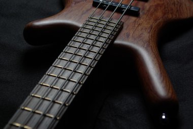 gitar siyah kahverengi gövdeli