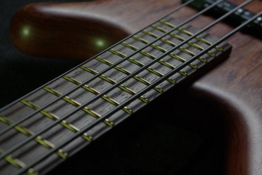 gitar siyah kahverengi gövdeli