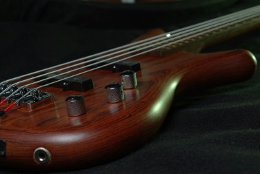 gitar siyah kahverengi gövdeli