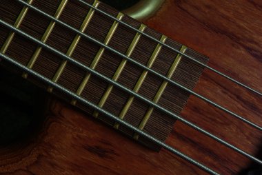 gitar kahverengi gövdeli