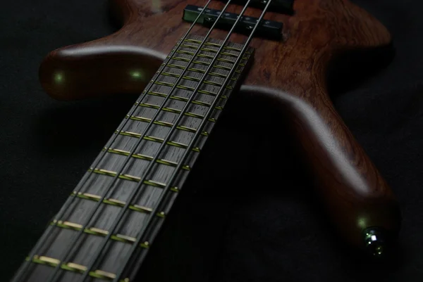 Kytara s hnědé tělo na černém pozadí — Stock fotografie