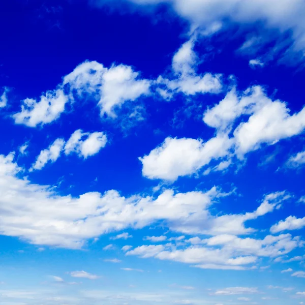 Mooie witte wolken in de blauwe lucht — Stockfoto