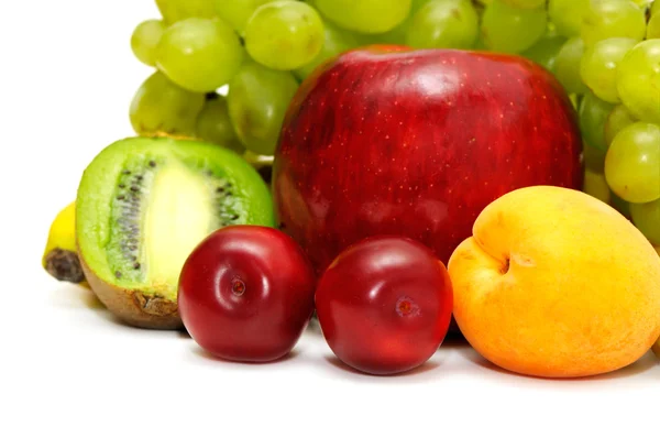 Frutas frescas aisladas sobre un fondo blanco —  Fotos de Stock