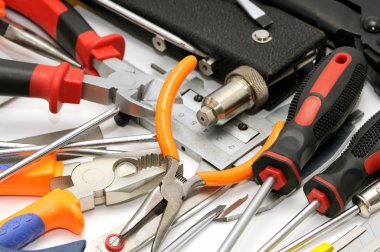 beyaz zemin üzerinde araçları