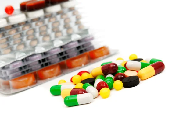 Tabletták fehér alapon — Stock Fotó