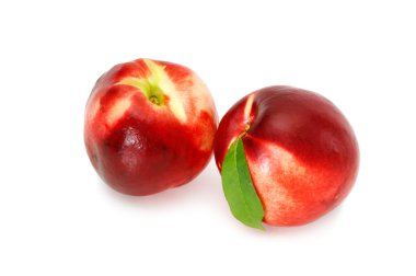 Şeftali beyaz arkaplanda izole edilmiş