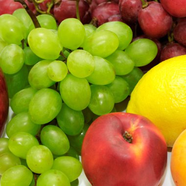 Beyaz arkaplanda meyveler