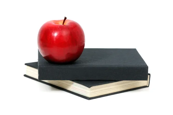 Pomme rouge sur un livre — Photo