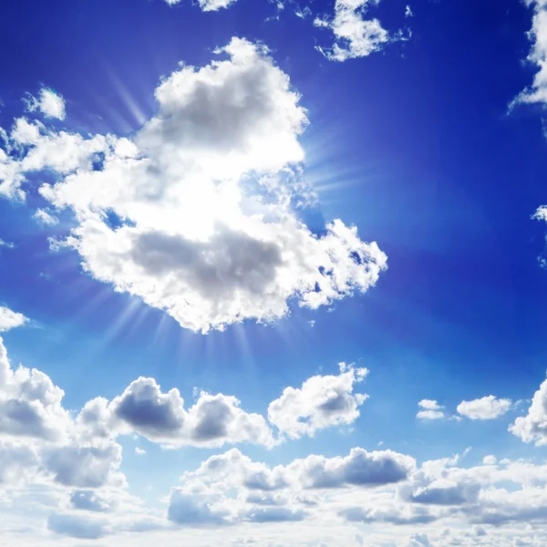 Zon op blauwe hemel — Stockfoto