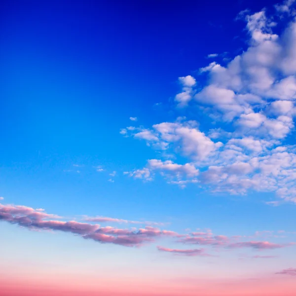 Nuvens brancas no céu azul — Fotografia de Stock