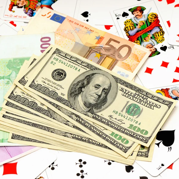 Dinheiro e cartas de jogo — Fotografia de Stock