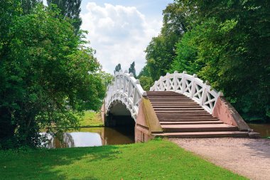 stenen brug over de streamAkış üzerinde taş köprü.