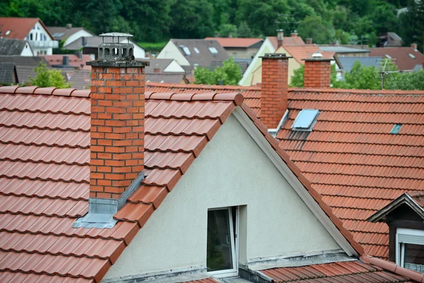 Telha telhado com uma chaminé — Fotografia de Stock