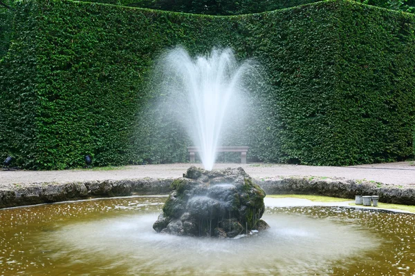 Piccola fontana nel parco — Foto Stock