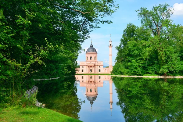 Majestuosa mezquita en el lago — Foto de Stock