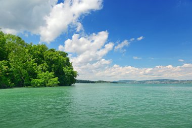 Sahil ve mavi gökyüzü