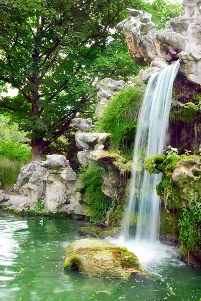 Stora vattenfall i parken — Stockfoto