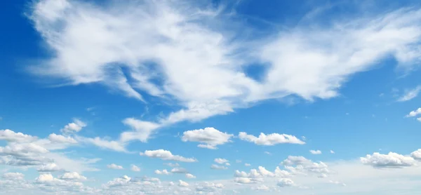 Beyaz kabarık bulutlar — Stok fotoğraf