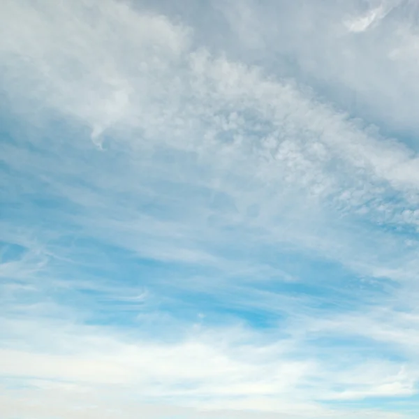 Fehér bolyhos felhők a kék égen — Stock Fotó