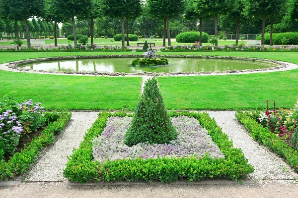 Schöner Park mit Springbrunnen — Stockfoto