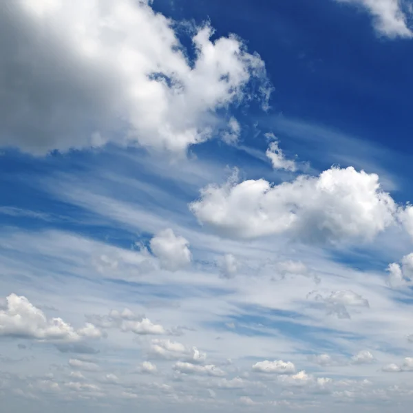 Nuvens no céu azul — Fotografia de Stock