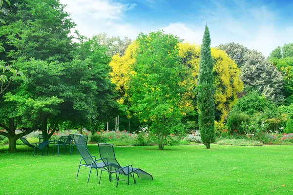 Liegestühle zum Entspannen im Sommerpark — Stockfoto