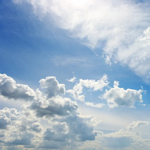 Pörröiset pilvet — kuvapankkivalokuva