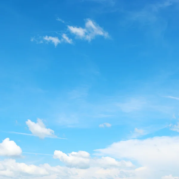 Nubes en el cielo azul —  Fotos de Stock