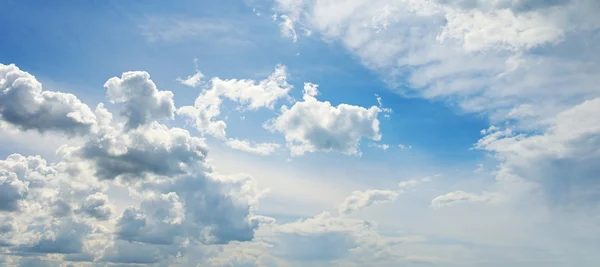 Weiße flauschige Wolken — Stockfoto