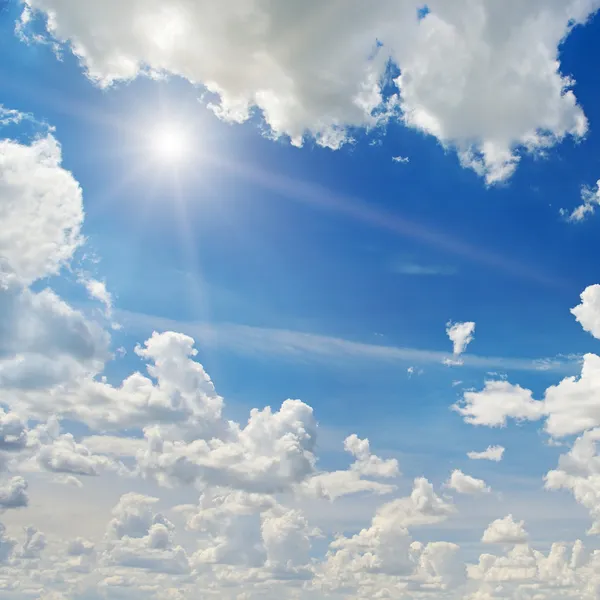 Słońce na błękitnym niebie — Zdjęcie stockowe