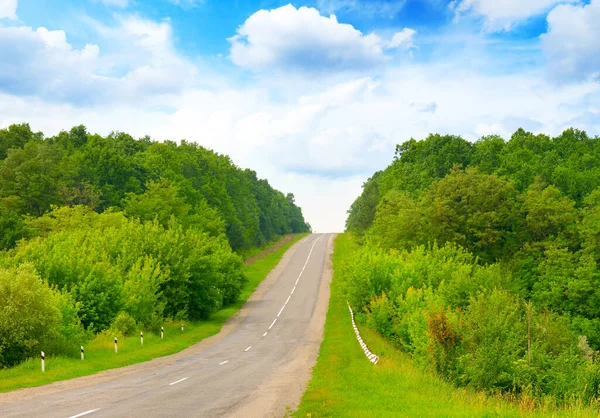 田舎と青空の中で上昇する直接道路 — ストック写真
