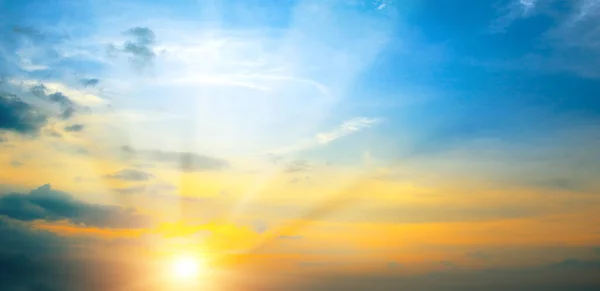 Panoramafoto Heller Frühlingssonnenuntergang Mit Blauem Himmel Roter Sonne Und Sonnenstrahlen — Stockfoto