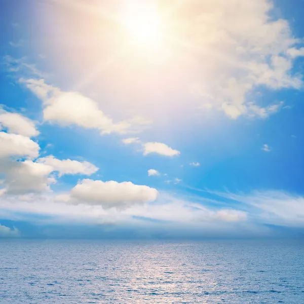 Фантастический Пейзаж Фото Яркое Солнце Над Синим Океаном — стоковое фото