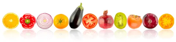 Świeże Jasne Owoce Warzywa Rzędzie Refleksją Białym Tle — Zdjęcie stockowe