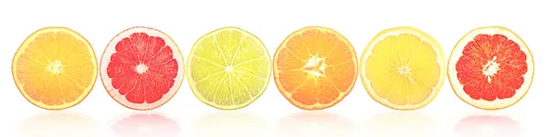 Skivad Citrus Frukter Med Ljus Reflektion Isolerad Vit Bakgrund — Stockfoto