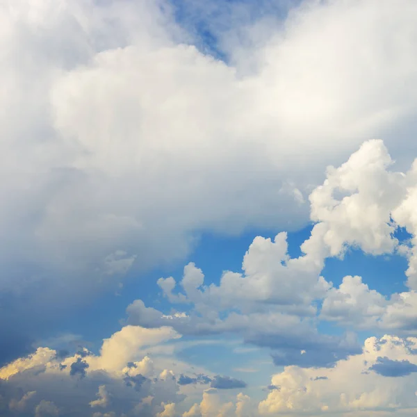 Schöne Weiße Wolken Strahlend Blauen Himmel — Stockfoto