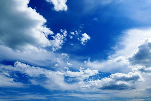 Όμορφα Άσπρα Σύννεφα Σκούρο Μπλε Ουρανό — Φωτογραφία Αρχείου