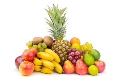 Beyaz arka planda izole edilmiş lezzetli taze parlak meyveler.