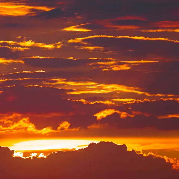 Parlak Güneş Arka Planda Kara Bulutlar Kırmızı Gökyüzü — Stok fotoğraf