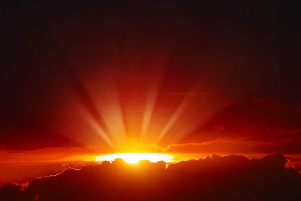 Majestic Sunset Bright Sunbeams Dark Sky — Foto Stock