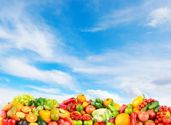 Panoramafoto Obst Und Gemüse Vor Blauem Himmel — Stockfoto
