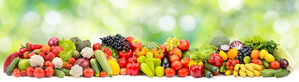 Foto Panorámica Frutas Verduras Multicolores Sobre Fondo Verde Borroso — Foto de Stock