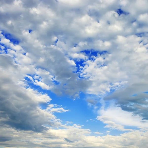 Nuvens Cúmulos Brancos Fofos Contra Céu Azul — Fotografia de Stock