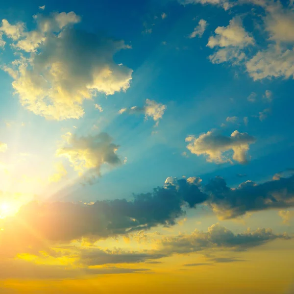 Епічний Небо Пейзаж Яскравим Сонцем Темними Фантастично Хмарами — стокове фото