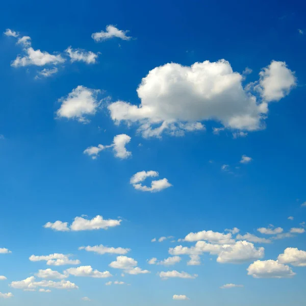 Nuages Pelucheux Blancs Sur Fond Ciel Bleu — Photo