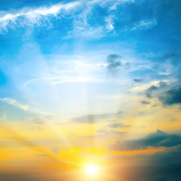 青い空 赤い太陽と太陽の光で明るい夕日 — ストック写真
